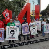 Tras una época de choques con AMLO, Sheinbaum y padres de Ayotzinapa acuerdan “no polarizar”