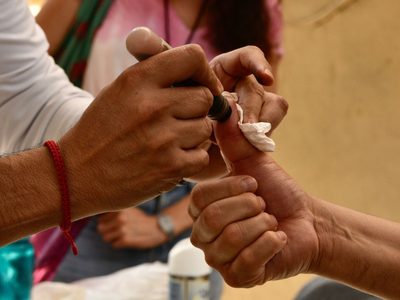Estos son los riesgos de publicar una foto de tu dedo entintado tras votar