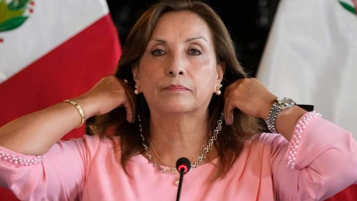 La presidenta peruana Dina Boluarte muestra sus joyas durante una conferencia de prensa, el 5 de abril de 2024, en el Palacio de Gobierno en Lima