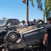 Violento choque y vuelco en Plottier dejó un herido grave