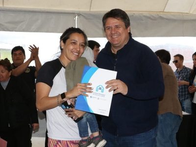 Regularización de tierras: Gaido entregó 100 tenencias a vecinos de Pacífica, Morro y Juvenil