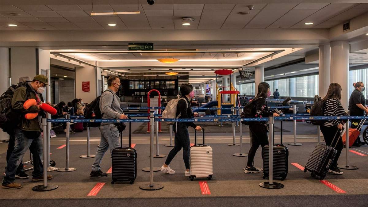 Viajeros en un aeropuerto de Santiago de Chile. Fuente: (Twitter)