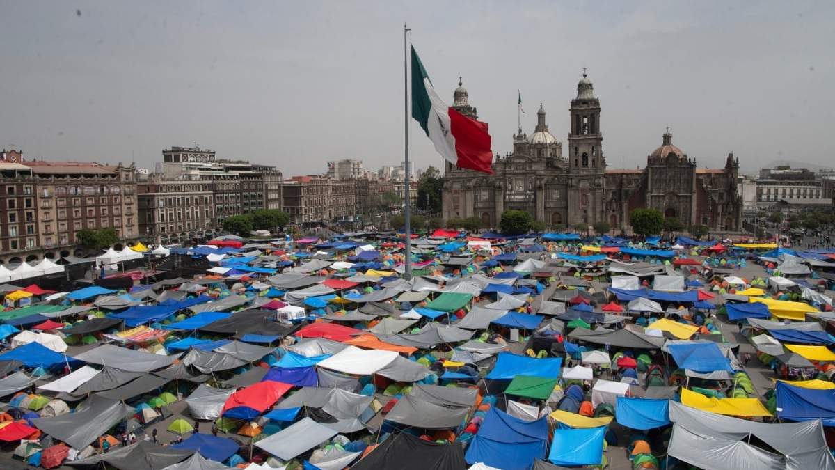 Plantón de la Coordinadora Nacional de Trabajadores de la Educación en el zócalo de la Ciudad de México