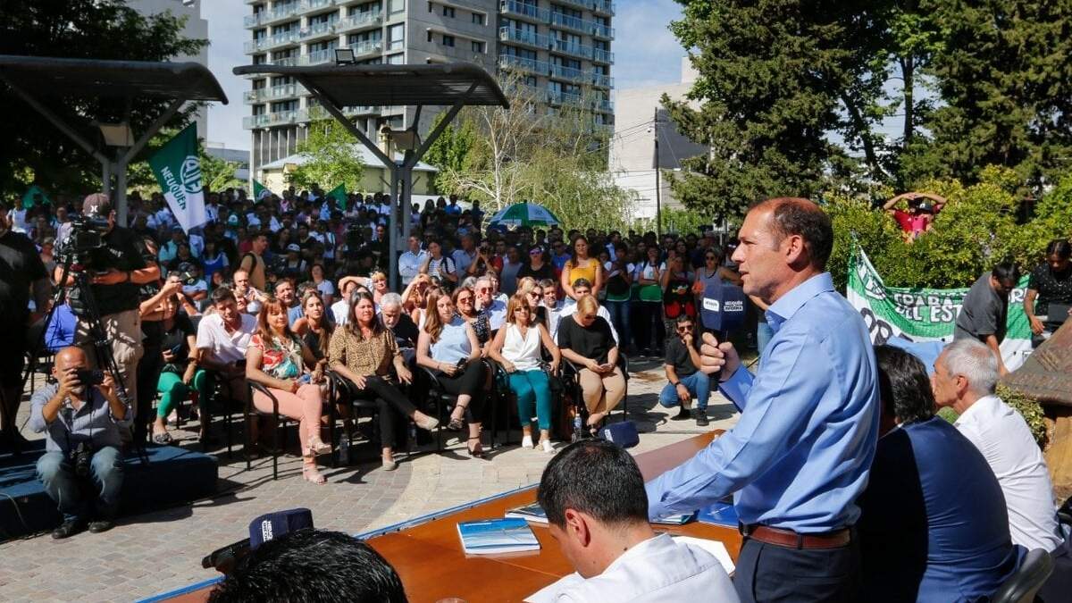 Omar Gutiérrez durante la promulgación de la ley de presupuesto 2023. Fuente: (Twitter).