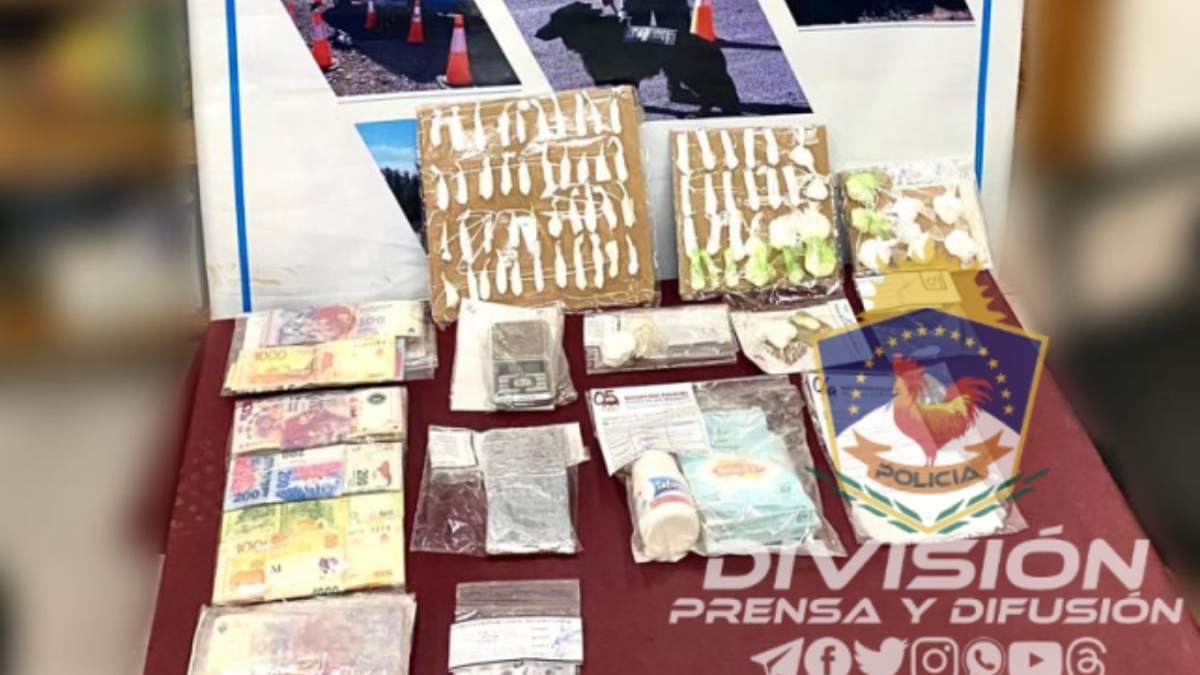Las sustancias que la banda de narcomenudeo distribuían y vendían en el barrio. Fuente: (Policía de Neuquén)