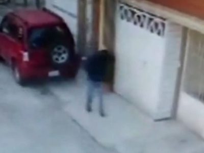 Graban en video a sujeto que colocó un explosivo en una casa en Puebla