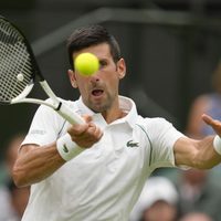 Djokovic hace historia con debut triunfal en Wimbledon