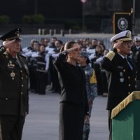 Sheinbaum encabeza el izamiento de la bandera por el aniversario de los sismos de 1985 y 2017