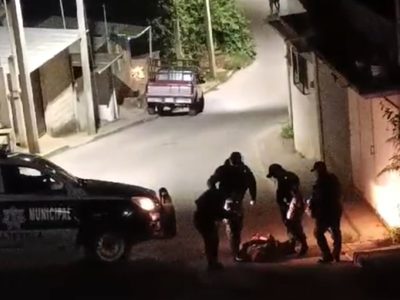 Graban golpiza de policías de Tlatetela, Veracruz, a un ciudadano (Video)
