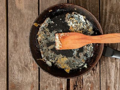 El truco "low cost" de las abuelas para quitar la comida pegada de tus sartenes sin fregar ni dañarlas
