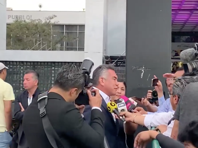 Abucheos e insultos contra Marko Cortés y “Alito” a su llegada al debate
