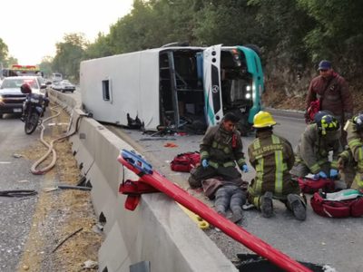 Volcadura de autobús en Morelia deja una mujer muerta y 35 heridos
