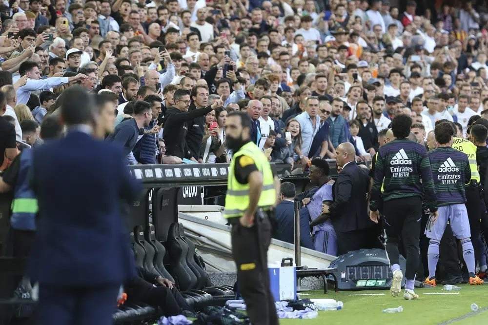 El jugador del Real Madrid Vinicius Junior abandona el campo tras su expulsión en un partido contra el Valencia, el 21 de mayo de 2023