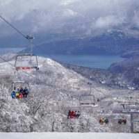 Los centros de esquí Chapelco y Bayo adelantarán su apertura porque están repletos de nieve