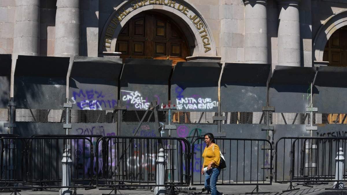 El Palacio de Bellas Artes blindado con vallas metálicas