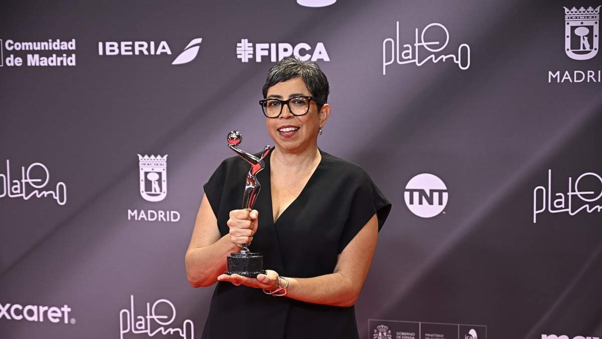Tatiana Huezo posa con su Premio Platino para Mejor Documental por "El Eco"