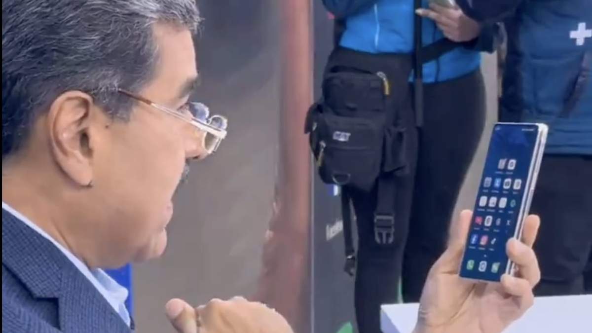 El presidente venezolano mostró en un video cómo eliminó la aplicación de su teléfono