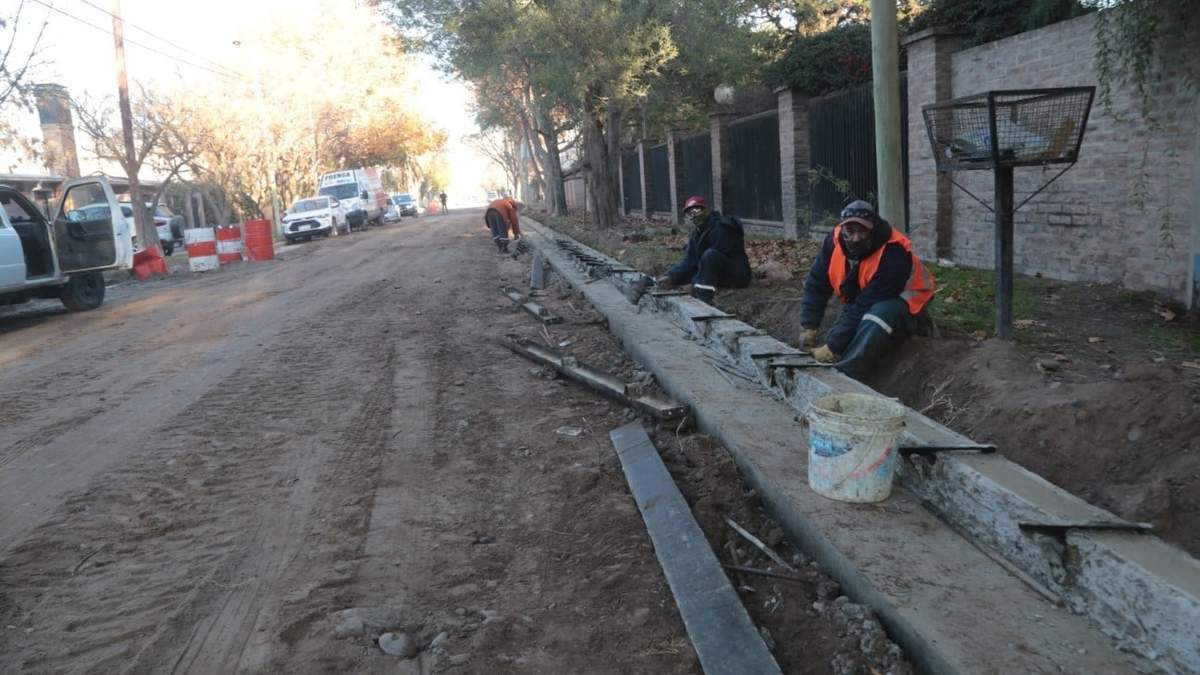 Construyen cordones cunetas, sumideros, conducciones de agua y el asfalto en las calles internas. Fuente: (Municipalidad de Neuquén)