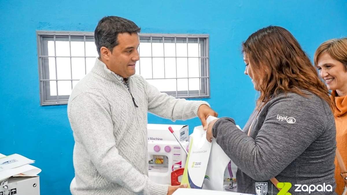 Entrega de herramientas a emprendedoras. Fuente (Twitter).
