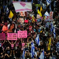 Unos 500 mil manifestantes exigen a Netanyahu un acuerdo por los rehenes
