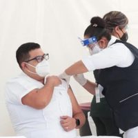 Ya hay más vacunados que contagiados, pero distribución es desigual: OMS