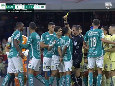 Árbitro Fernando Hernández se disculpa tras propinar rodillazo a jugador de León