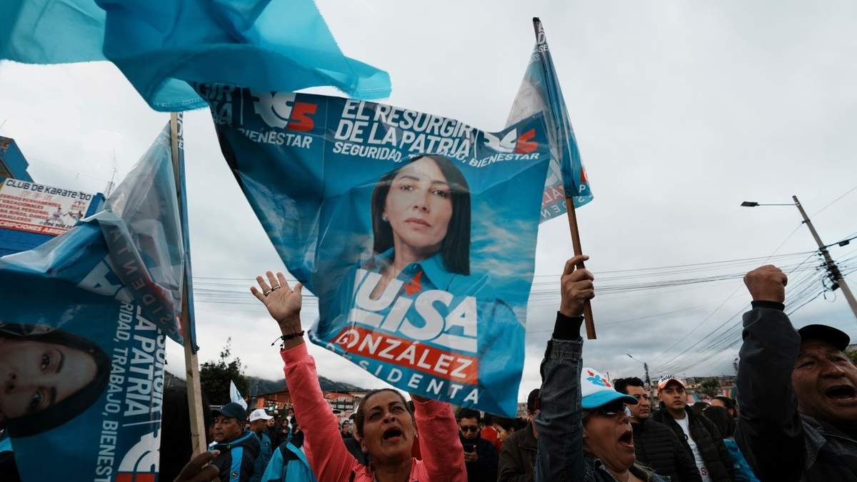 Partidarios de la candidata presidencial Luisa González se reúnen para esperar los resultados electorales