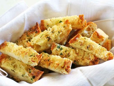 Pan de ajo y queso: en versión fit para no sentirte culpable si estás tratando de dejar de comer pan
