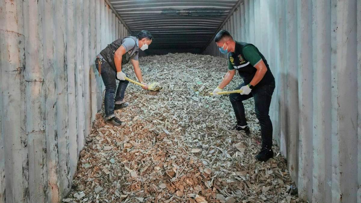 Un funcionario tailandés muestra basura electrónica importada de forma ilegal de Estados Unidos, que las autoridades dijeron haber confiscado en el puerto de Bangkok, durante una conferencia de prensa en Bangkok, Tailandia