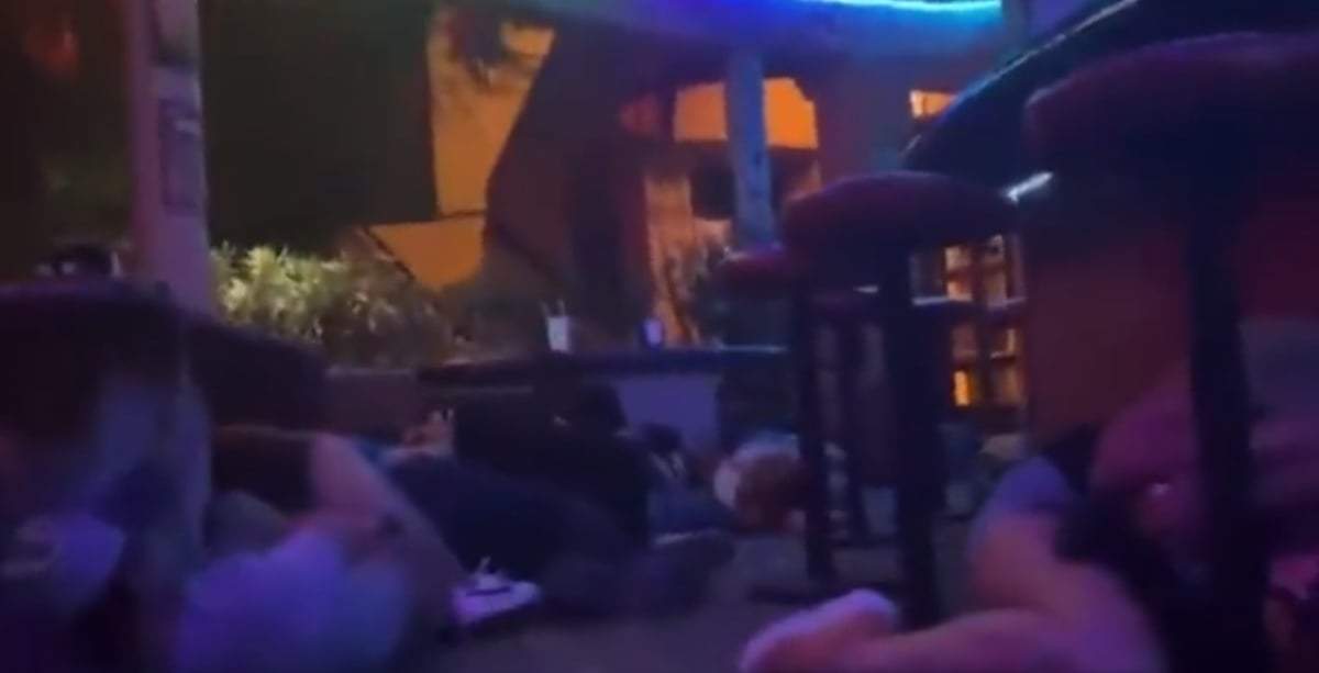 Clientes del bar debieron tirarse al piso