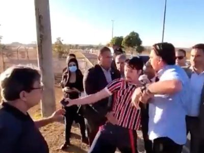 Jair Bolsonaro jalonea y trata de quitar el celular al youtuber Wilker Leão (Video)