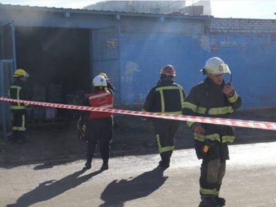 La rápida intervención de los bomberos evitó una tragedia en el incendio de un supermercado en Centenario