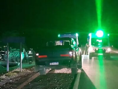 Familia de Bariloche volcó en la Ruta 237; una mujer de 78 años quedó atrapada