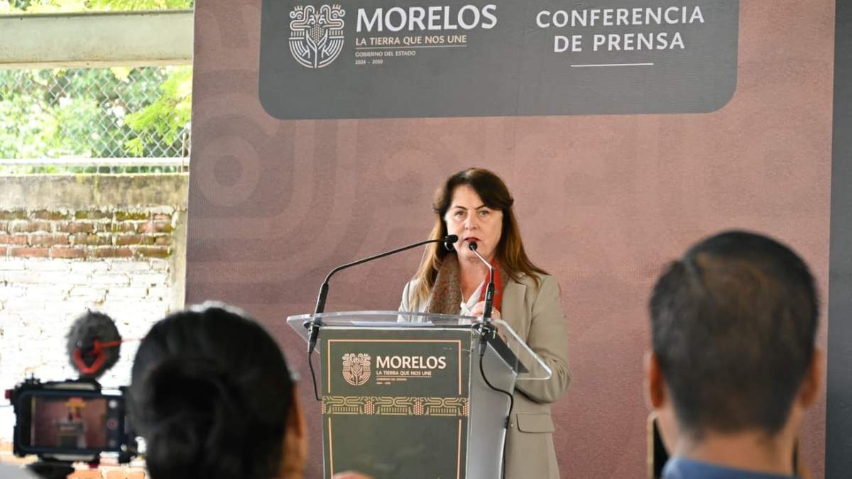 La gobernadora de Morelos en conferencia de prensa en la que externó su respaldo al jefe de la Gubernatura del estado, por las acciones legales que tomó contra un video en el que se vincula al crimen a una persona con nombre similar