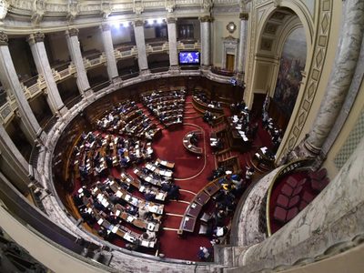 Uruguay busca elevar la edad mínima para casarse
