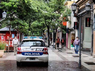 ¿En serio? Policías rompen la cuarentena para salir de fiesta