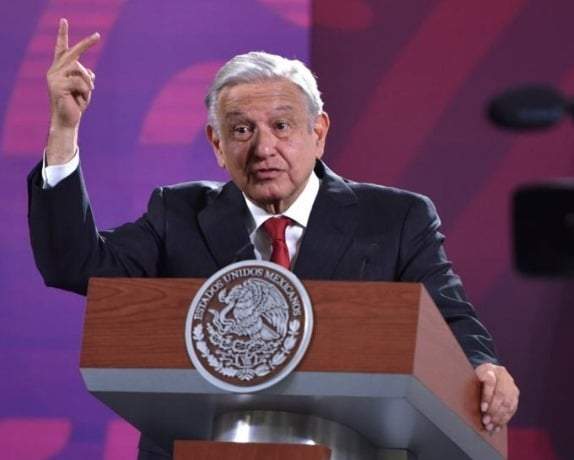 Es mejor actuar de manera precavida “y así no nos metemos en un lío con nadie, tampoco ponemos en aprietos a la autoridad en Perú. Es mejor dar la vuelta”, explicó el presidente López Obrador