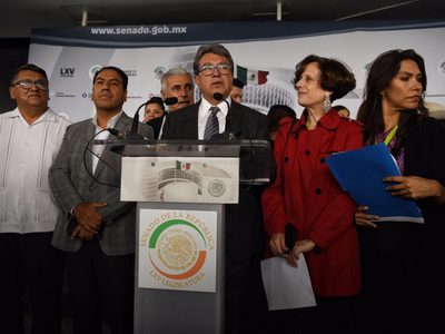 Feministas fijan postura contra la militarización en el Senado; se hacen acompañar de Monreal