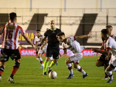 Cuatro jugadores de Patronato detenidos por incidentes en liga argentina
