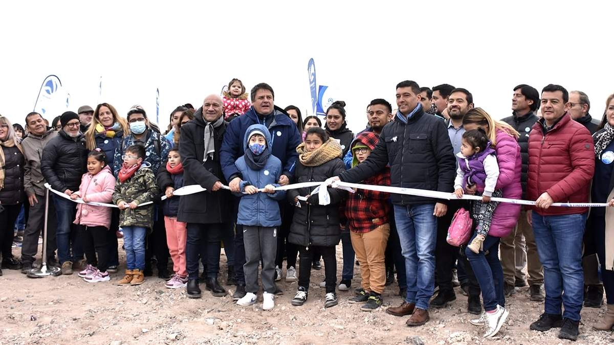 Foto Gobierno Neuquén. Gaido entregó 517 lotes en el Distrito 7