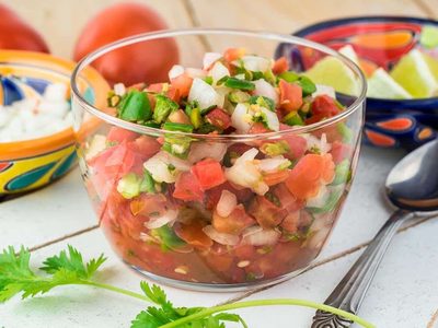 Salsa criolla: la receta fácil que necesitás en tu heladera para llevar a otro nivel tus picadas