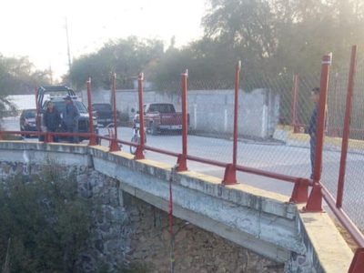 "Cuerpo" colgado de puente alerta a vecinos y policías de Hidalgo; resultó ser un muñeco
