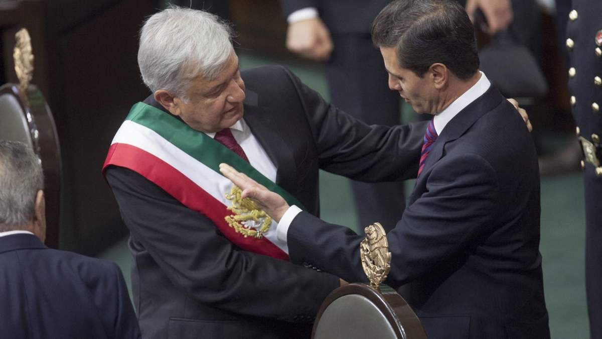 López Obrador y Peña Nieto en la toma de posesión de 2018