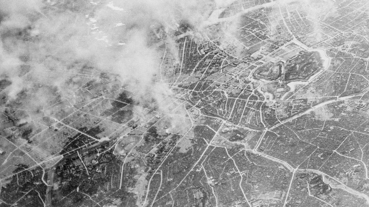 Columnas de humo se elevan más de tres mil metros en el aire varias horas después de un bombardeo de más de 300 aeronaves el 10 de marzo de 1945
