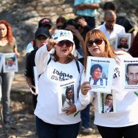 En plantón, reclaman a Segob invitados "a modo" para la presentación de la ley de desaparecidos