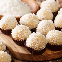 Trufas de naranja y coco: el postre rendidor y perfecto para tener siempre a mano en la heladera
