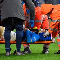 "Chucky" Lozano sufre lesión durante el duelo del Napoli y abandona el juego