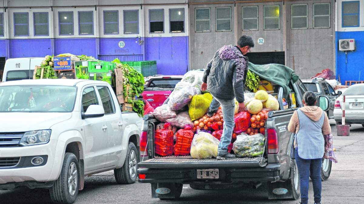 Una vagoneta llena de verduras en Neuquén. Fuente: (Twitter)