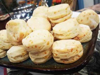 Ponete la 10 a la hora del mate y prepará estos bizcochos de queso azul que son una perdición y llevan pocos ingredientes