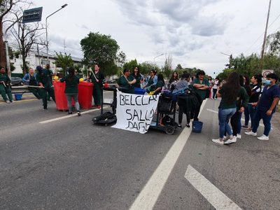 Personal de limpieza del Bouquet Roldán, con retención de servicios y corte de ruta por falta de pag